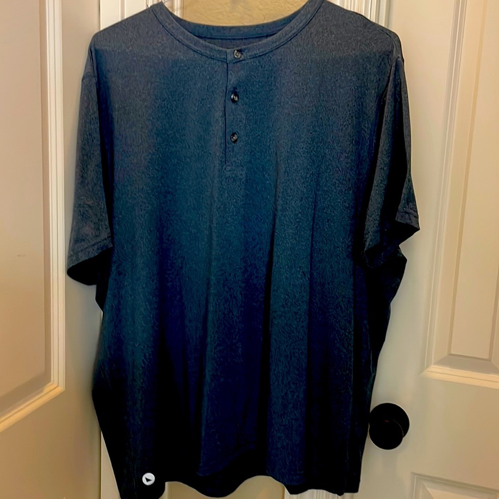 Mens UNTUCKit “Kanzier” NWOT Performance Henley shirt in Rare XXL.
